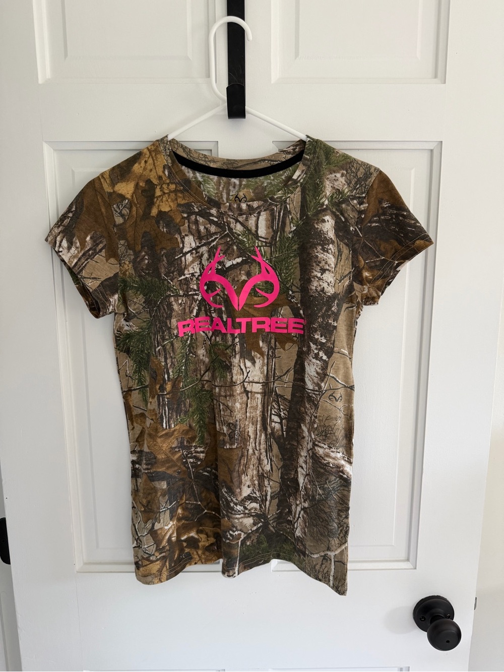 Realtree Camo Pink Logo Graphic T-Shirt Women’s Small Hunting Outdoors Tee - Picture 1 of 4